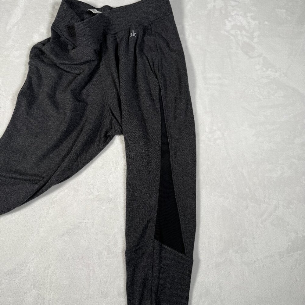 ALO Yoga Leggings Women Size XS W26 L30 Gray Stretch Mesh Legs Pockets Gym EUC - Picture 5 of 9